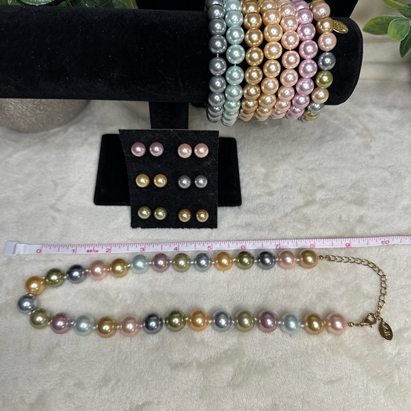 Kenneth Jay Lane Multicolor Faux Pearl Set. (1)Necklace(7)Bracelets(6)Earrings. - Picture 3 of 7